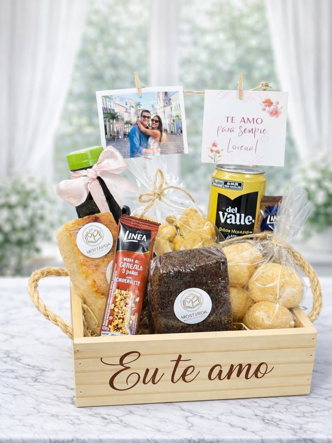 Cesta romântica Mostarda com chocolates, flores e pelúcia em Manaus